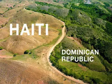 Krajobraz Haiti i Dominikany, państw na Karaibach sąsiadujących ze sobą. Widać wyraźną granicę między suchymi terenami Haiti a bujną zielenią Dominikany.