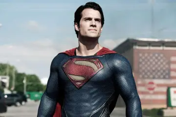 Henry Cavill jako Superman w niebieskim kostiumie z czerwonym płaszczem i symbolem S na piersi.