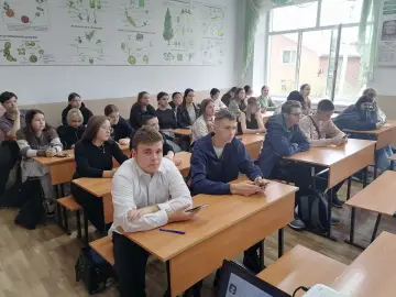 Uczniowie w klasie, być może na lekcji, gdzie drugi język obcy w szkole podstawowej jest ważnym elementem edukacji.