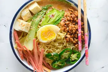 Pyszny przepis na ramen miso: makaron, jajko, tofu, mięso mielone, pak choi i papryczki jalapeno.