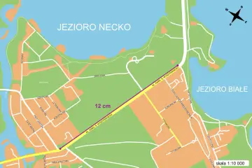 Mapa z zaznaczoną odległością 12 cm, pomocna w obliczaniu skali. Widoczne jeziora, ulice i budynki.