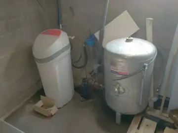 Urządzenie do uzdatniania wody i zbiornik hydroforowy. Zastanawiasz się, dlaczego ucieka powietrze z hydroforu? Może to być problem z membraną lub nieszczelnością.