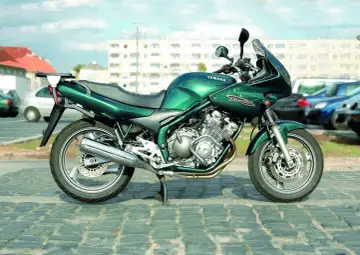 Zielony motocykl Yamaha XJ 600 Diversion na bruku. Dane techniczne tego modelu są imponujące.