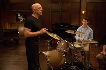 J.K. Simmons i Miles Teller, gwiazdy filmu "Whiplash", w scenie lekcji gry na perkusji.