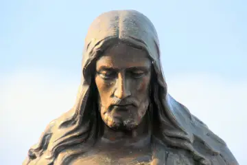 Brązowy posąg Jezusa z długimi włosami i brodą, przypominający o tym, w jakim języku mówił Jezus.