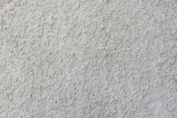 Jasna, chropowata powierzchnia, idealna dla tynków cementowo wapiennych, tworzy teksturę przypominającą drobne kamyczki.