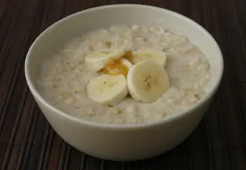 Un tazón de avena cremosa con rodajas de plátano y miel. Dicen que la papilla engorda a los adultos, pero esta parece deliciosa.