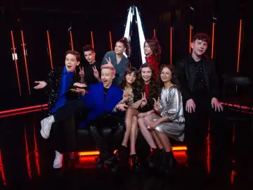 Uczestnicy The Voice Kids pozują na scenie. Kto wygrał The Voice Kids? Zwycięzca jest wśród nich!