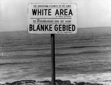 Znak "White Area / Blanke Gebied" przypomina o czasach apartheidu, segregacji rasowej i niesprawiedliwości.