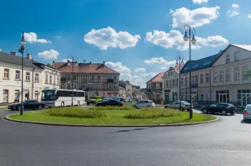 Rondo z samochodami i autobusem w słoneczny dzień. Radom znajduje się w województwie mazowieckim.