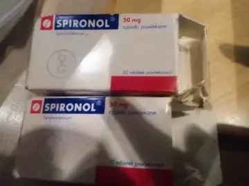 Dwa opakowania leku SPIRONOL 50 mg, zawierające po 30 tabletek powlekanych.