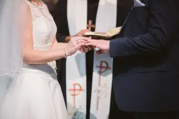Para ślubna wymienia obrączki podczas ceremonii kościelnej. To piękny moment, który może przeżyć każde pokolenie.