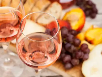 Idealny przepis na wino brzoskwiniowe: orzeźwiający różowy napój z owocami, serem i pieczywem.