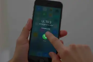 Palec dotyka ikony zielonej słuchawki na ekranie telefonu, pokazując, jak odblokować telefon przez połączenie alarmowe.