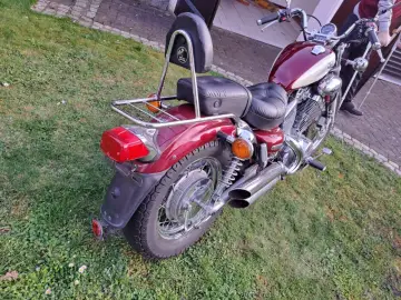 Yamaha Virago 535 na co zwrócić uwagę: błyszczący lakier, chromowane detale, podwójny wydech. Klasyczny cruiser gotowy na trasę.