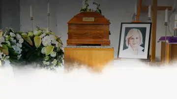 Urzna drewniana, portret Zofii Kowalskiej, kwiaty. Dowiedz się, ile kosztuje kremacja zwłok w Krakowie.