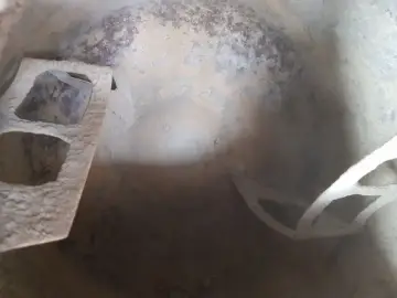 Wnętrze bębna betoniarki, gotowe do wymiany łożyska. Widoczne łopatki mieszające i ślady po betonie.