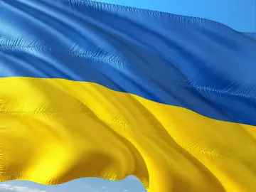 Flaga Ukrainy faluje na wietrze. Symbolizuje wolność i ducha narodu, którego ludność walczy o swoją przyszłość.