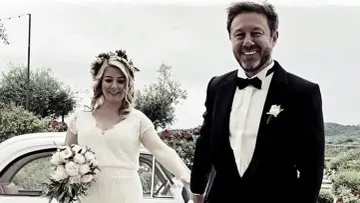 Szczęśliwy Andrzej Piaseczny ze swoją żoną w dniu ślubu. Ona w białej sukni i wianku, on w eleganckim smokingu.