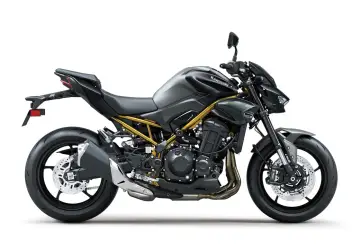 Czarny motocykl Kawasaki Z 900 z żółtą ramą, sportowy wygląd, gotowy na drogę.