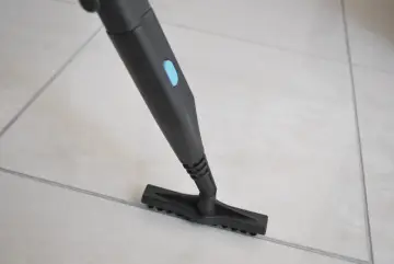 Czyszczenie fug parownicą. Czy szczoteczki elektryczne do czyszczenia fug to zbędny gadżet w kuchni? Ten sprzęt pokazuje, że niekoniecznie.