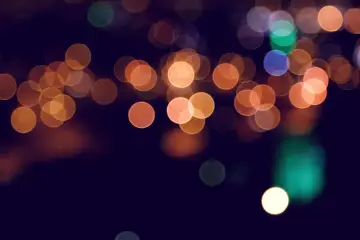 Rozmazane, okrągłe światła tworzą magiczną atmosferę. Chcesz wiedzieć, jak zrobić rozmazane zdjęcie?