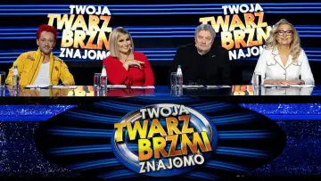 Czterech jurorów programu "Twoja twarz brzmi znajomo" siedzi przy stole.