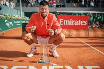 Novak Djoković, z pucharem w rękach, świętuje kolejne zwycięstwo. Jego sukcesy w wielkim szlemie mężczyzn są niezrównane.