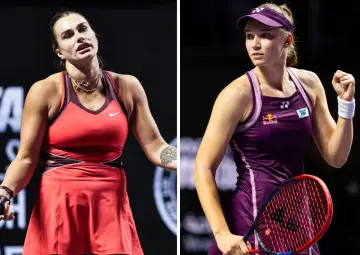 Dwie tenisistki, Sabalenka i Rybakina, w akcji. Rywalki w intensywnym meczu, każda skupiona na zwycięstwie.