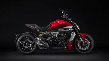 Czerwony Ducati XDiavel S z błyszczącym lakierem i masywnym silnikiem V4, gotowy do podboju dróg.