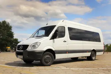 Jakie prawo jazdy potrzebne do busa na 9 osób w Polsce? Sprawdź!