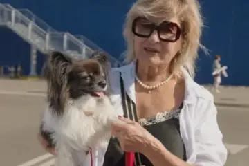 Anna Staszewska, żona Kazika, z pieskiem papillonem na rękach.