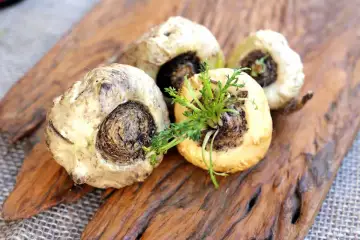 Kilka korzeni maca na drewnianej desce. Zastanawiasz się nad korzeń maca skutki uboczne?