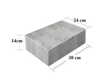 Szary bloczek fundamentowy o wymiarach 38x24x14 cm. Jego waga jest kluczowa przy planowaniu budowy.