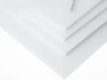 Kilka białych arkuszy tarflenu ułożonych warstwowo, tworzących geometryczny wzór.