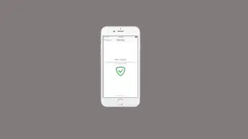 Telefon z aplikacją Adguard, która jest adblockiem. Widoczny ekran powitalny z zieloną tarczą i zaznaczeniem.