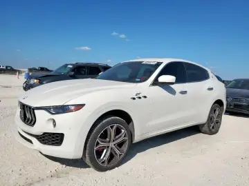 Biały Maserati Levante GT na placu. Sprawdź aktualną maserati levante cena i dostępność.