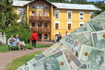Sanatoria nad morzem: czy stać nas na zdrowie? Złotówki w tle żółtego budynku i wypoczywających ludzi.