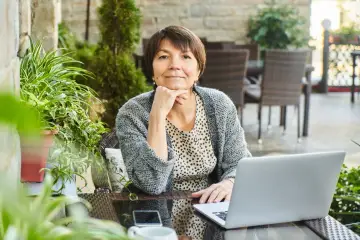Kobieta z laptopem zastanawia się, ile osób można zatrudnić na JDG.