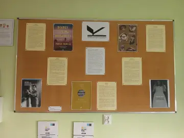Plakat "Diabły z Neapolu" Pablo Trinci, opowiadający o śledztwie, które mogło doprowadzić do eksterminacji. Obok nagroda Kapuścińskiego.