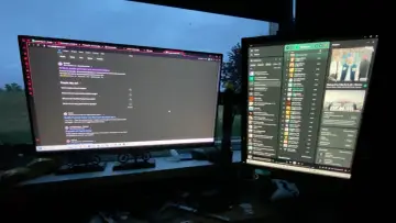 Dwa monitory pokazują, jak przerzucić grę z jednego monitora na drugi, z jednym wyświetlającym Spotify, a drugim wyszukiwarkę.