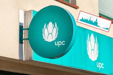 Znak UPC i wykres pokazujący niestabilność połączenia, symbolizujący awarię internetu.