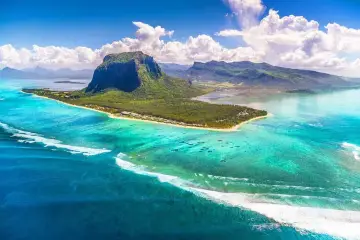 Majestatyczna góra Le Morne Brabant na Mauritiusie, otoczona turkusową wodą. Idealna pogoda na lipiec, słońce i błękitne niebo.
