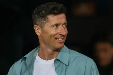 Uśmiechnięty Robert Lewandowski, zastanawiamy się, ile języków zna Robert Lewandowski, grając w międzynarodowych klubach.