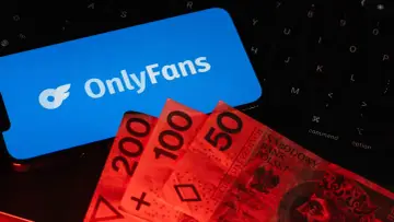 Telefon z logo OnlyFans i polskie banknoty. Czy to sposób na zarobek w Polsce?