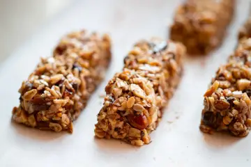 Barrette proteiche fatte in casa, ricche di frutta secca e semi, perfette per uno snack energetico.