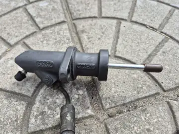 Twój BMW E36 traci sprzęgło? Wysprzęglik: diagnoza i naprawa!