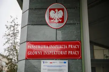 Tablica Państwowej Inspekcji Pracy, symbol orła. To miejsce, gdzie trwa reforma PIP, by usprawnić kontrolę i chronić pracowników.