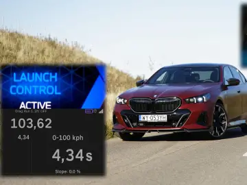 Czerwone BMW 550e z aktywnym Launch Control, osiągające 100 km/h w 4,34 sekundy.