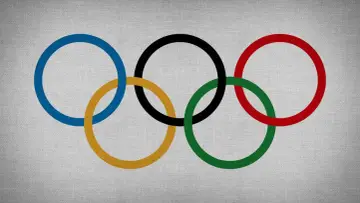 Pięć splecionych kół symbolizujących jedność i sportowy duch. Flaga olimpijska w całej okazałości.